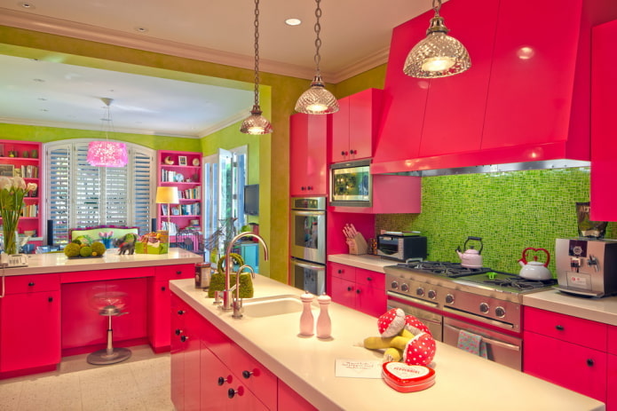 interior da cozinha em tons de vermelho e verde