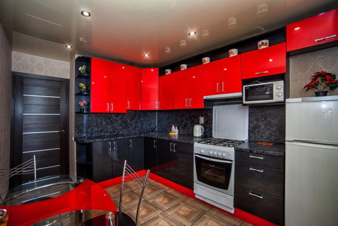 Cozinha vermelha e preta com porta escura