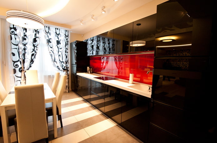 Cozinha com cadeiras e paredes bege