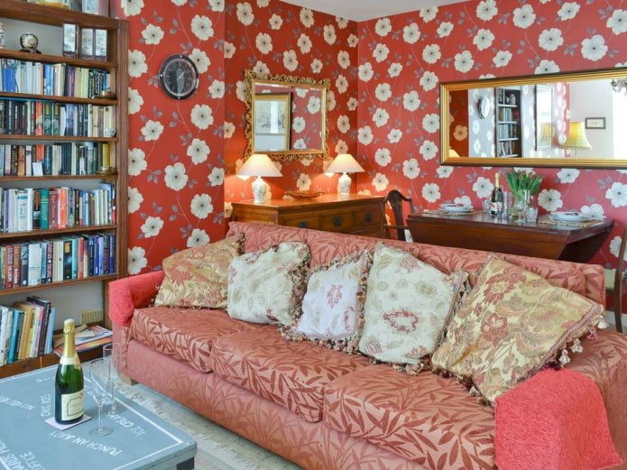 interior de sala de estar com papel de parede floral