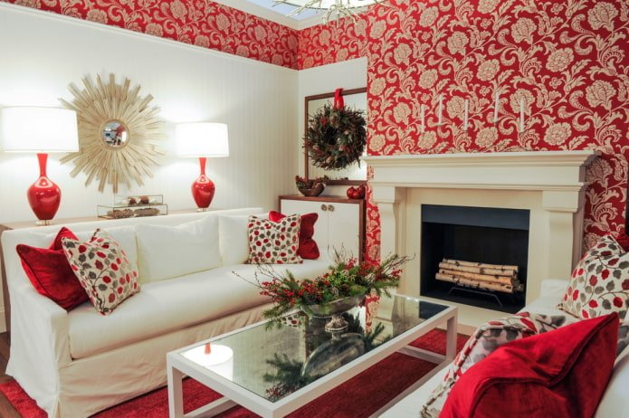 Papel de parede vermelho e bege na sala de estar