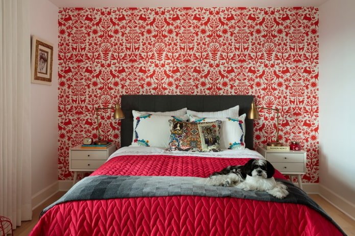 Papel de parede vermelho e branco no quarto
