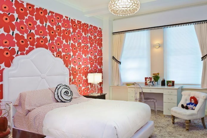 móveis claros no quarto com papel de parede estampado