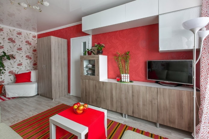 papel de parede vermelho na sala de estar