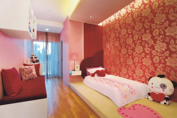 quarto de bebê com papel de parede vermelho e dourado
