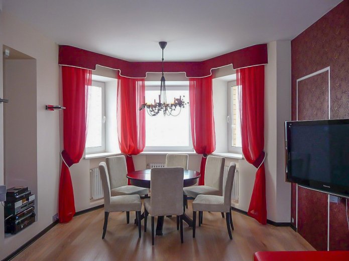 véu vermelho nas janelas