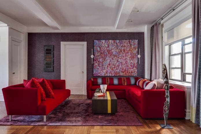 papel de parede roxo e sofá de tecido vermelho