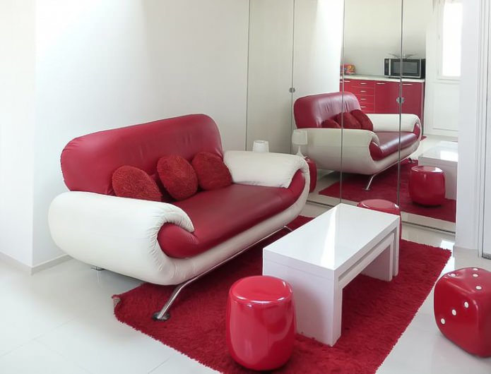 Sofá vermelho e branco