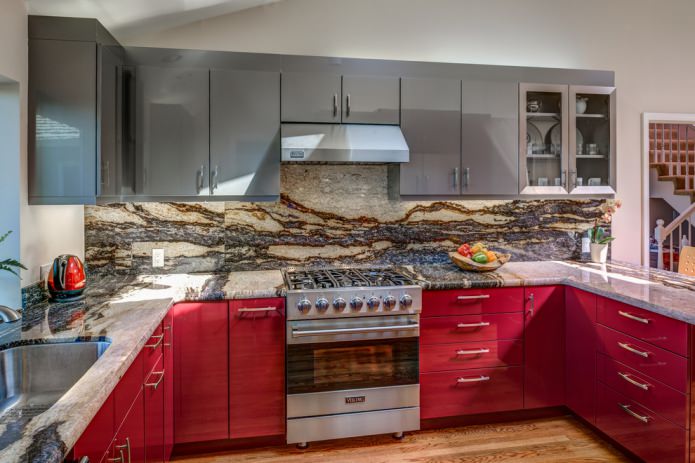 Conjunto de cozinha com fundo vermelho e tampo cinza