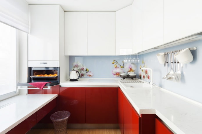 Um conjunto de cozinha com fundo branco e tampo vermelho