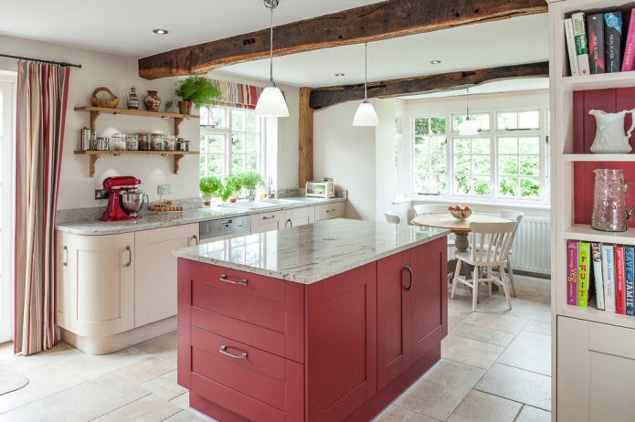 Conjunto de cozinha vermelho e bege em estilo campestre