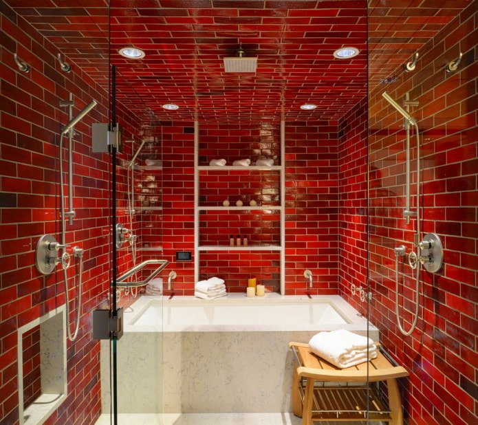 banheiro com acabamento em azulejos vermelhos