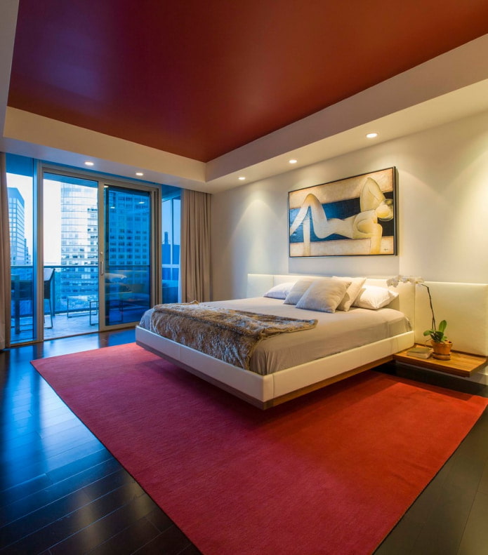 quarto com tapete vermelho na cor do teto