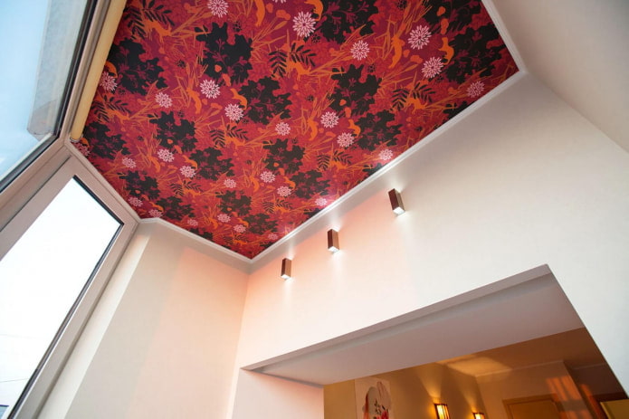 papel de parede vermelho com uma flor no teto