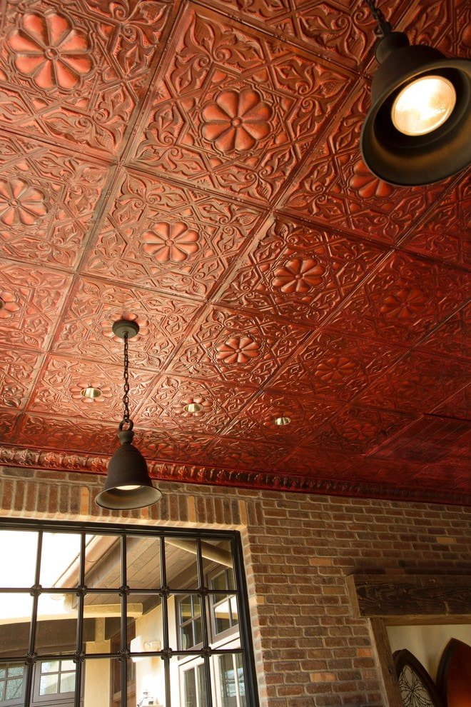 azulejo vermelho escuro no teto
