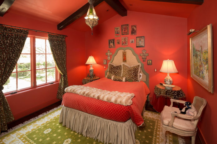 quarto vermelho no interior de uma casa de campo