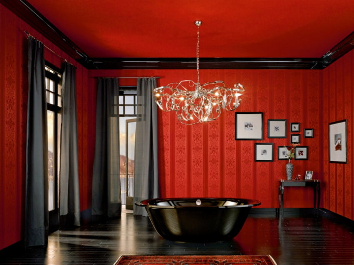 piso preto em um espaçoso vermelho banheiro