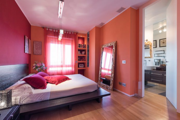 quarto com paredes vermelhas