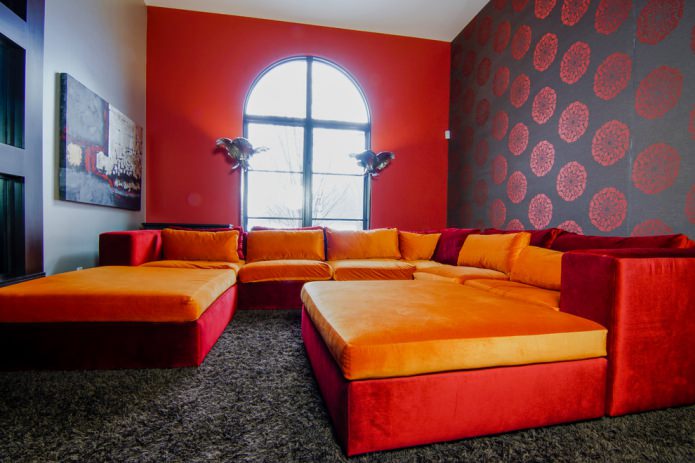 Design de sala de estar vermelho-alaranjado