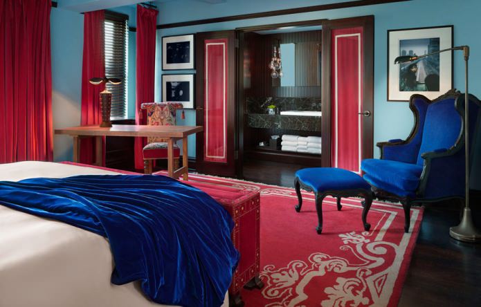 Interior vermelho e azul