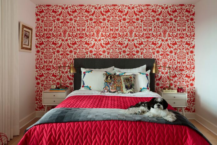 papel de parede vermelho e branco no quarto