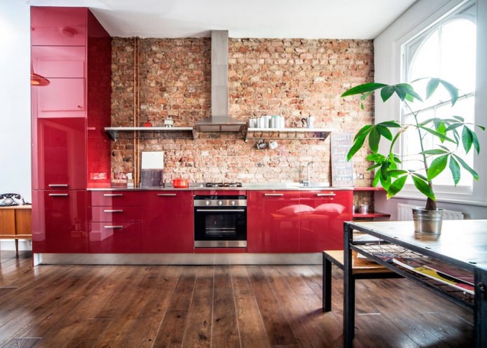 Tijolo vermelho na cozinha com fachadas vermelhas