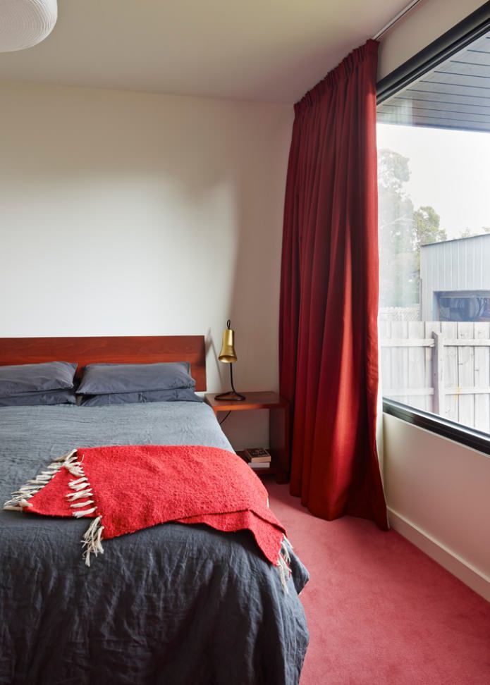 cortinas vermelhas e tapete