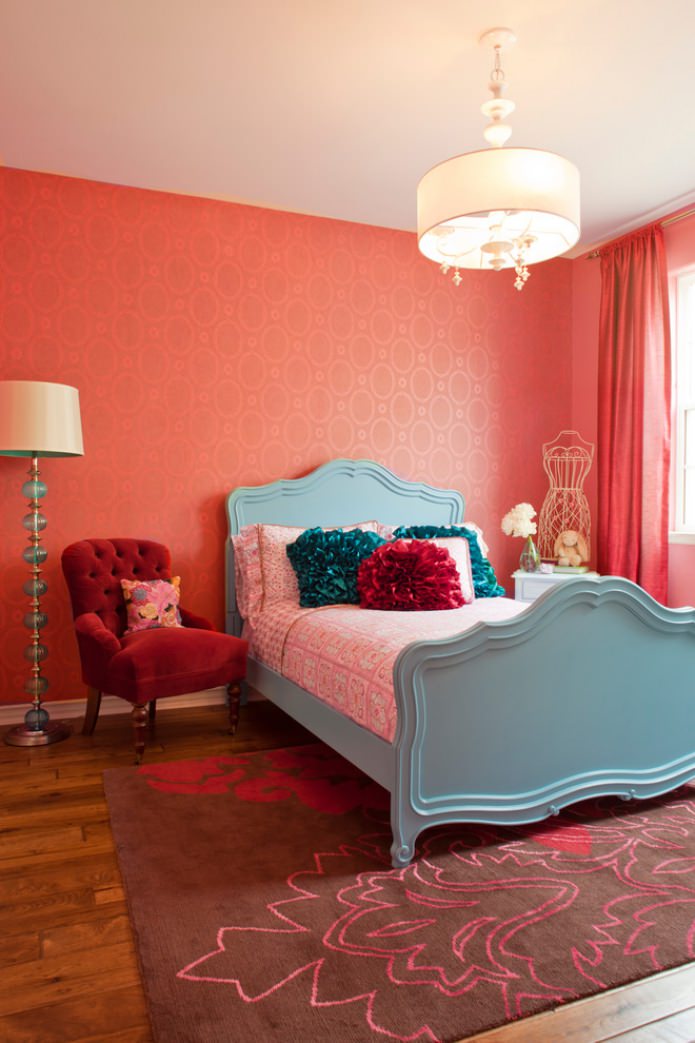 quarto turquesa e vermelho com teto branco