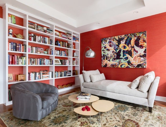 papel de parede vermelho na sala de estar