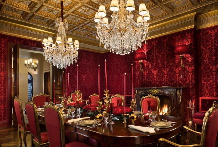 Interior vermelho e dourado