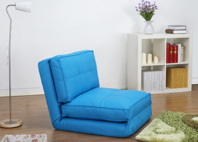 cadeira dobrável azul no interior