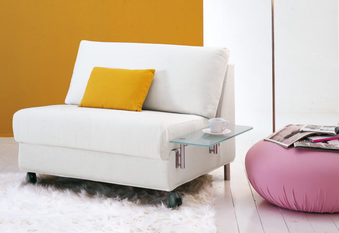 cadeira dobrável com mesa no interior