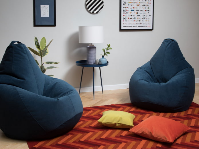poltronas tipo pufe na sala de estar