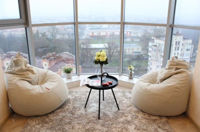 dois pufes em uma galeria panorâmica