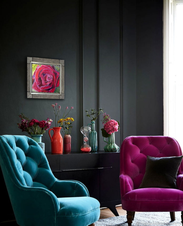 poltronas coloridas em uma sala de estar escura
