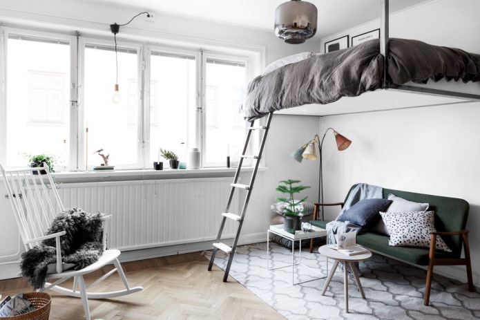 cama sob o teto em estilo escandinavo