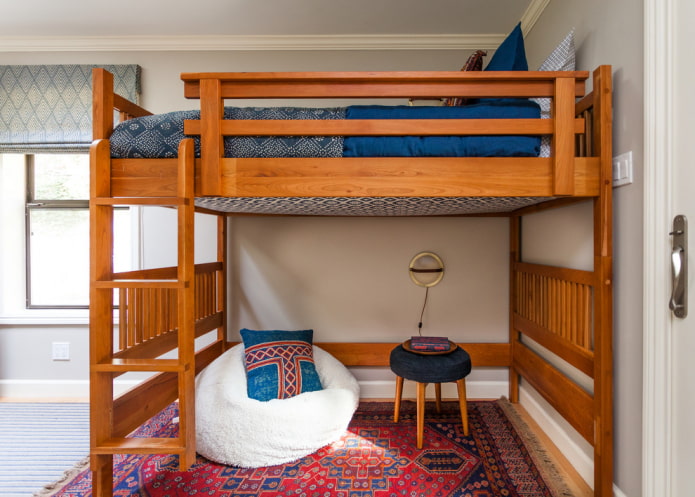 cama alta com escadas