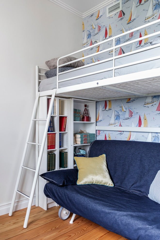 cama alta com escadas em um quarto infantil em estilo náutico