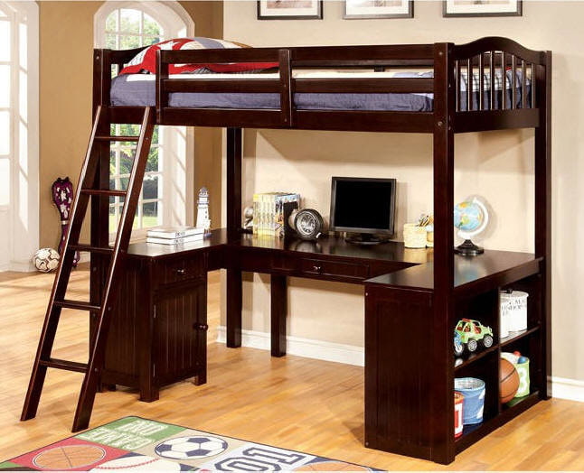 cama marrom no quarto infantil