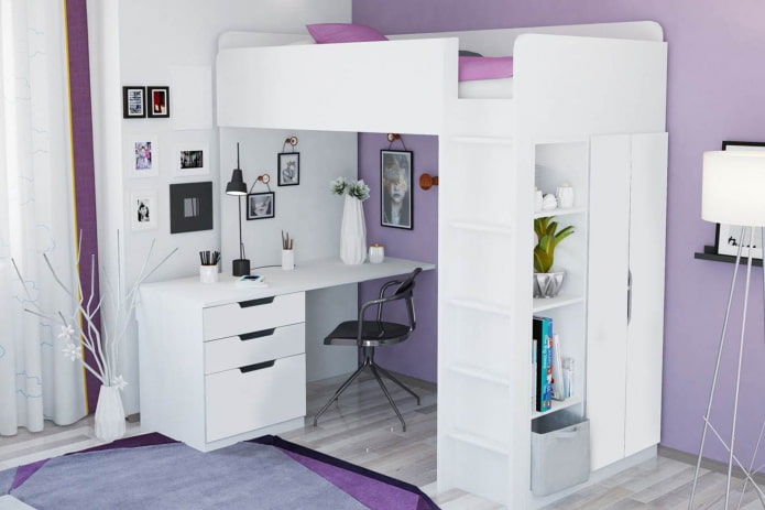 cama branca em um quarto infantil