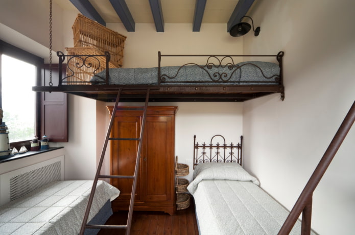 cama sobre a porta