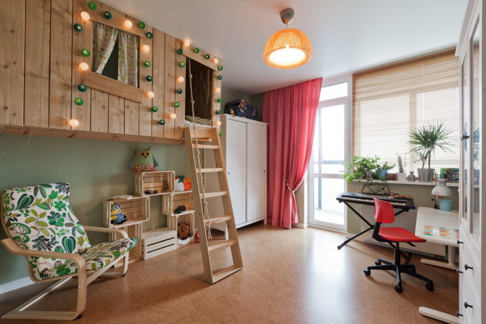 cama em formato de casa no quarto de uma menina