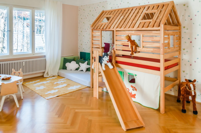 uma cama em forma de casa com escada em um quarto infantil