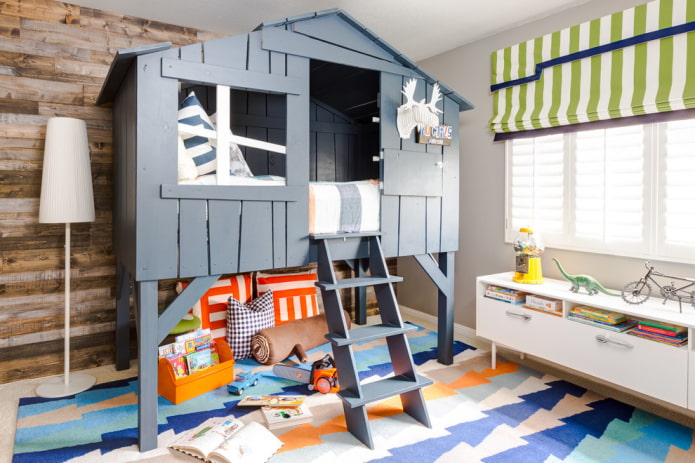 cama em forma de casa com escada no quarto do bebê