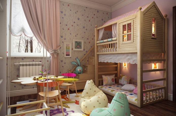 cama em formato de casa no quarto de uma menina