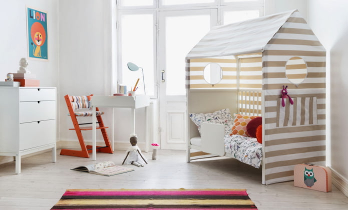 cama em forma de casa no quarto do bebê