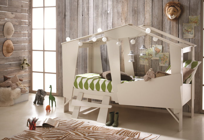cama em forma de casa no quarto das crianças