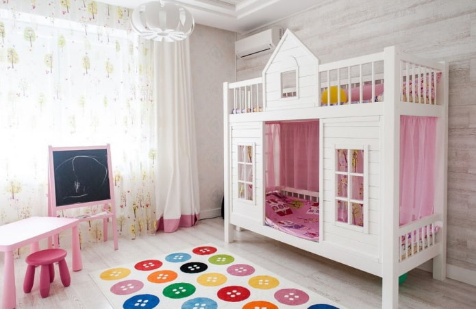 cama em formato de casa no quarto de uma menina
