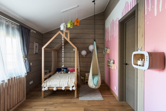 cama em formato de casa no quarto de uma menina