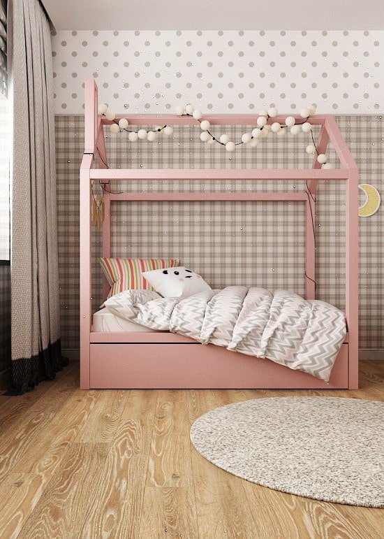 cama rosa em formato de casa no quarto do bebê